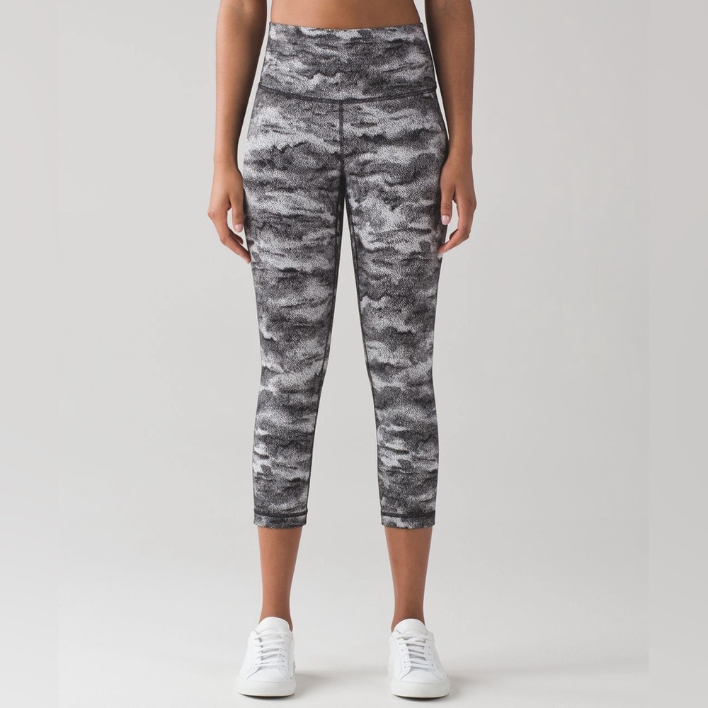 Lululemon Wunder Under Crop (Hi-Rise) (21")- Luon Hazy Days Black White (size 6)